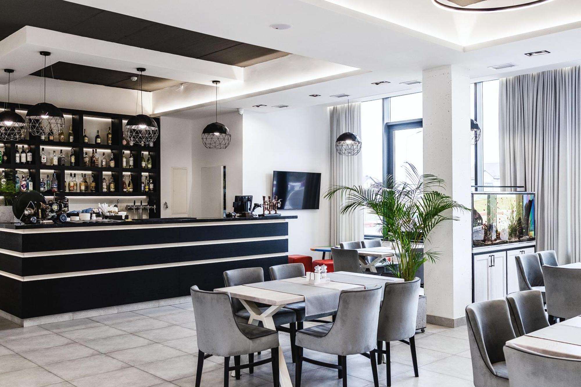 ריבנה Otto Hotel-Restaurant מראה חיצוני תמונה